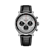 Orologio Breitling Navitimer B01 Chronograph 43 con quadrante blu, 43 mm in acciaio inossidabile, dettagli cronografo con tre contatori neri e lancette luminescenti.